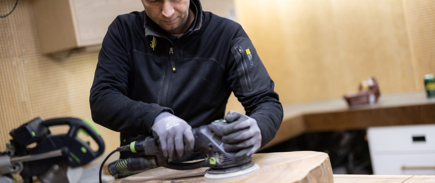 Detaljearbejde med slibning af massiv træplade med excentersliber