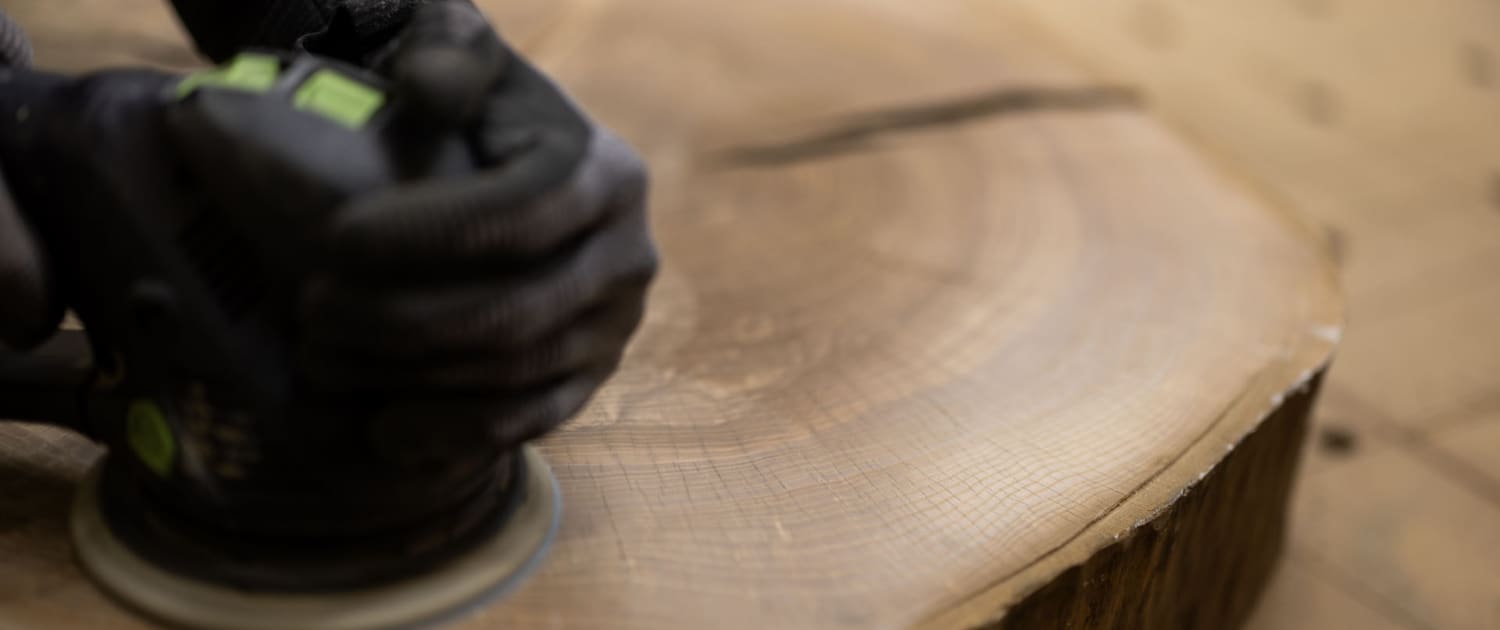 Detaljearbejde med slibning af massiv træplade med excentersliber